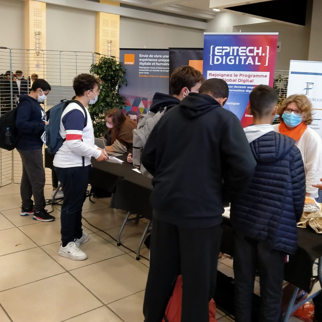 🔛 #Endirect du grand forum de l'éducation prioritaire de #Toulouse 🙌 Une opportunité pour 1200 élèves de 3ème d'échanger en direct avec des #pros 💬, de chercher un #stagede3ème, et d'éclairer leurs choix d'#orientation 💡 <a href="/MEDEF31/">MEDEF Haute-Garonne</a> @FACEToulouse <a href="/Alliance_edu_uw/">Alliance pour l'éducation - United Way</a>