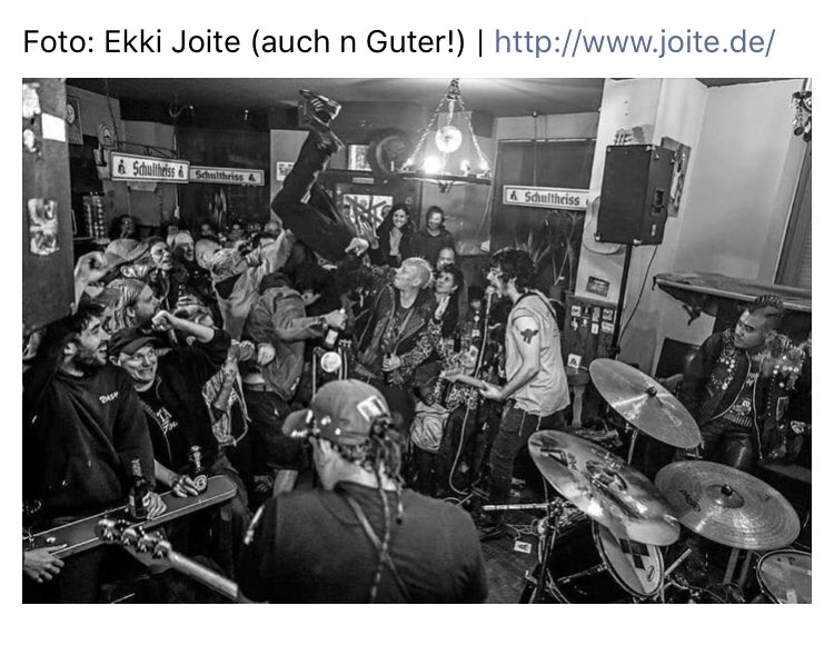 SyndiCAT44's tweet photo. Eine gute Gelegenheit mal wieder im #GoldenenHahn vorbeizuschauen findet SyndiCAT #b1510 #KöpiBleibt #KöpiWagenplatz #Kreuzberg #SolidaritätIstEineWaffel https://t.co/kvwRDUR9Bp