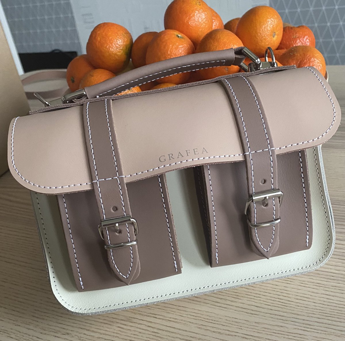 LeaMalfoy_'s tweet photo. Un joli sac @GRAFEA pour l’automne 🍁🍂 https://t.co/YNY5rU1nar