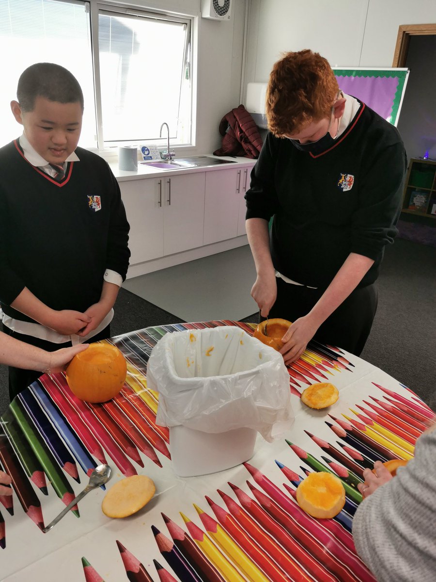 Cantonian_Base's tweet image. Tweet 1 of 3:
A spooktacular morning with @MissAPhillips11 🎃 our pupils have enjoyed a sensory session based around pumpkin carving !! Special thanks to all the TAs who supported Miss with her lesson 😀 #accessbase #sensorysession #successforall #handsonlearning