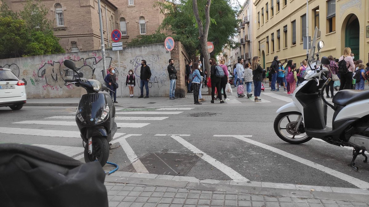 VentosMir's tweet photo. Ja no tenim àgent cívic, ni presència de @Badalona_GUB, el que tenim són vehicles circulant per un passatge ple d’infants, en horaris no permesos, circulant a massa velocitat, sovint sense respectar el pas de vianants, perquè la pacificació dels entorns escolars no és prioritari https://t.co/p2x4O4UTLO