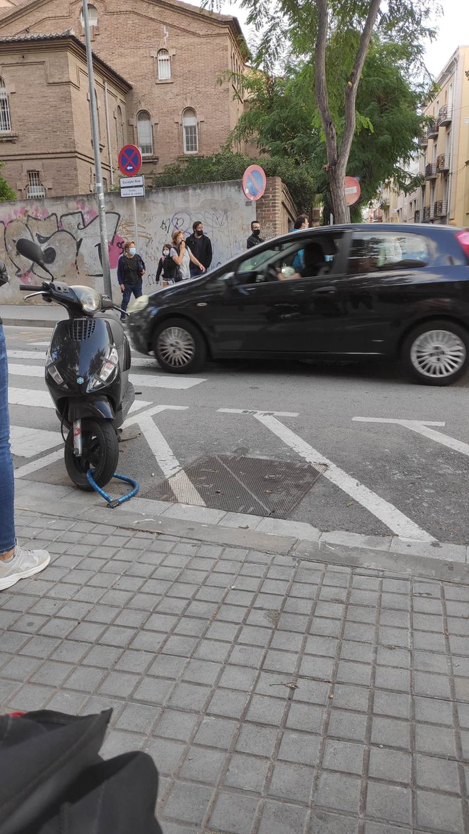 VentosMir's tweet photo. Ja no tenim àgent cívic, ni presència de @Badalona_GUB, el que tenim són vehicles circulant per un passatge ple d’infants, en horaris no permesos, circulant a massa velocitat, sovint sense respectar el pas de vianants, perquè la pacificació dels entorns escolars no és prioritari https://t.co/p2x4O4UTLO
