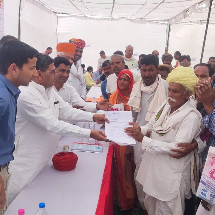 RajendraSYadav_'s tweet photo. आज जोधपुर जिले की ग्राम-पंचायत आऊ में आयोजित #प्रशासन_गांवों_के_संग अभियान में माननीय मुख्यमंत्री श्री Ashok Gehlot जी द्वारा की गई ग्राम स्वराज्य की संकल्पना को साकार करते हुए राज्य-सरकार की योजनाओं में पट्टे, बिजली कनेक्शन जारी किये और आम रास्तों का निपटारा कर लाभान्वित किया! https://t.co/mnvZJoa86g