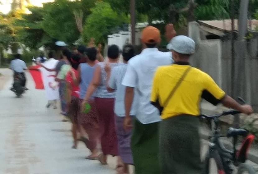 ShuminZhang123's tweet photo. Locals of Shwebo Tsp marched on the streets to overthrow Genocidal Military by chanting revolutionary slogans. #CandleStrike #Oct21Coup   #WhatsHappeningInMyanmar https://t.co/6BrcqhEp2j
