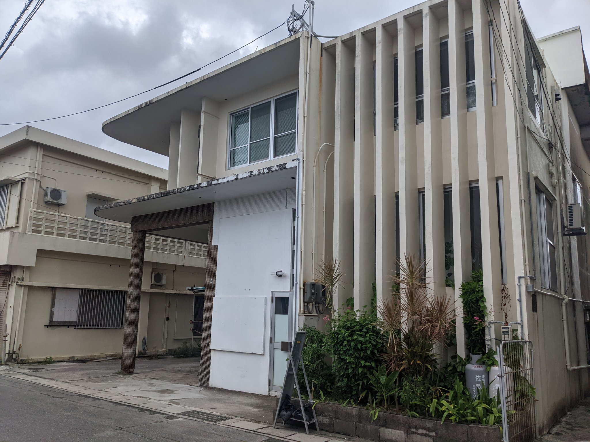 Nekozima 沖縄 北谷町吉原謝苅地区 ナポリ座跡地 ここに映画館があったとは驚き 道路工事の看板をみたら ナポリ線 と表記してある ナポリ座の名残りですかね ナポリ座 北谷町 謝苅 沖縄映画 T Co Cslkuyx0co Twitter