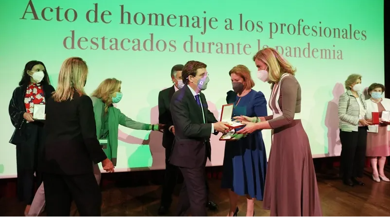 puntosigre's tweet photo. .@COFMadrid otorga sus Medallas de Oro en un acto de reconocimiento a los profesionales destacados durante la pandemia, homenajeando también a los familiares de los 16 farmacéuticos y la auxiliar de farmacia fallecidos por #COVID19. Gracias por tanto➡️https://t.co/GqAv8OCnmC https://t.co/j5PtH1o3lT