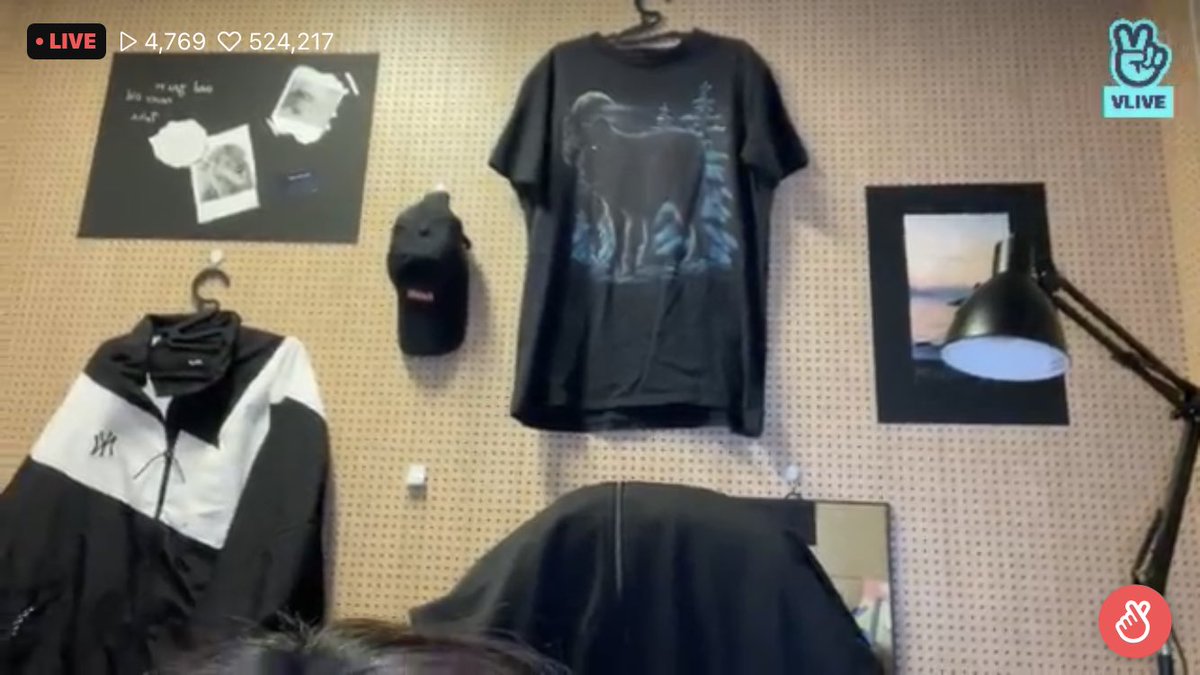 bluebettasoul's tweet image. gowon's room🦋✨            hyeju's room 🖤⛓️