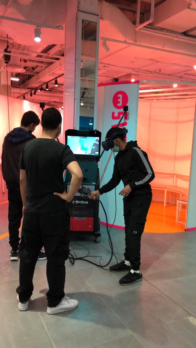 RCharlopin's tweet photo. Le @pole_emploi du Blanc-Mesnil, au plus près des nouvelles technologies pour ses demandeurs d'emploi, expérimente YOOKAN à Rosny 2 : un concept innovant permettant de susciter des vocations grâce à l'immersion virtuelle &amp; professionnelle. #innovation #Emploi #Formation https://t.co/ALX3EtMx57