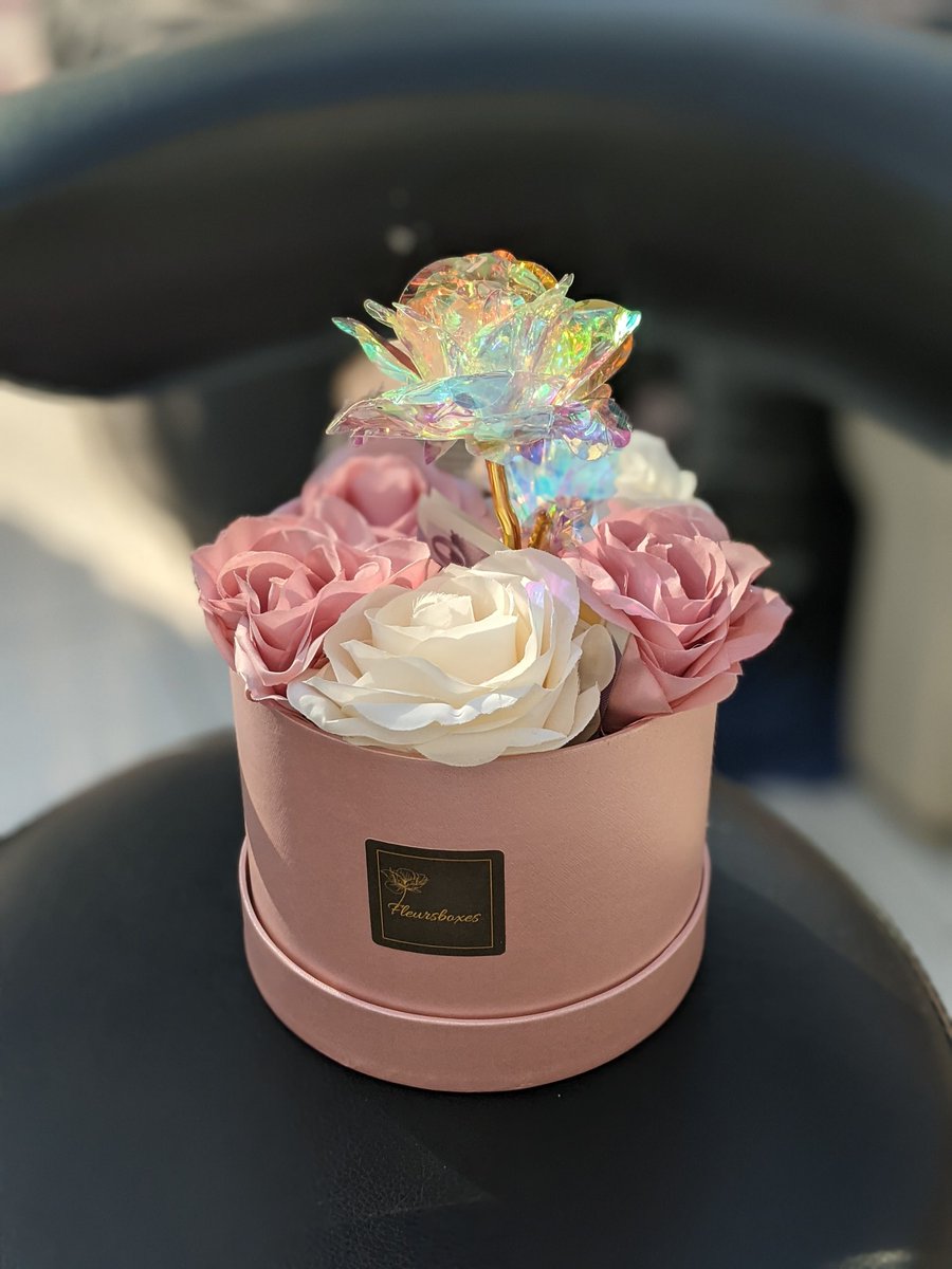 fleursboxes's tweet image. Friday Jr 🍾✨