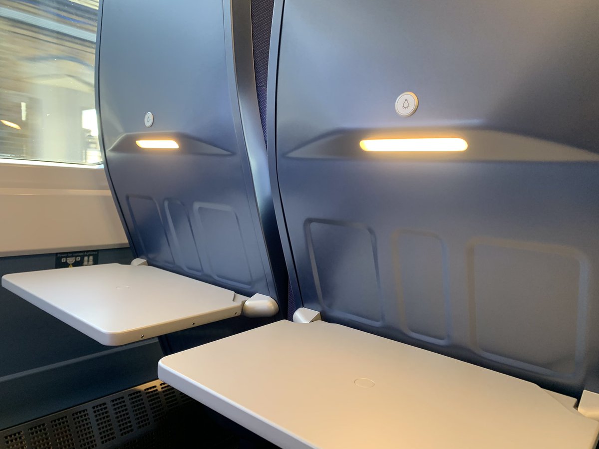 simontdeane's tweet image. I am seriously impressed by the amount of legroom as demonstrated by the obliging @MrTimDunn . We also have extending tray tables and lights! Very well done @LumoTravel. @railcamlive @paulrgentleman @helenwylde