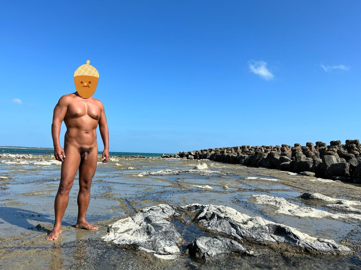 J52Ha's tweet photo. 拍照的日常
大叔在擺帥氣的姿勢
男友在旁邊撿螺
#最後都放生了 https://t.co/n2aIr78b1a