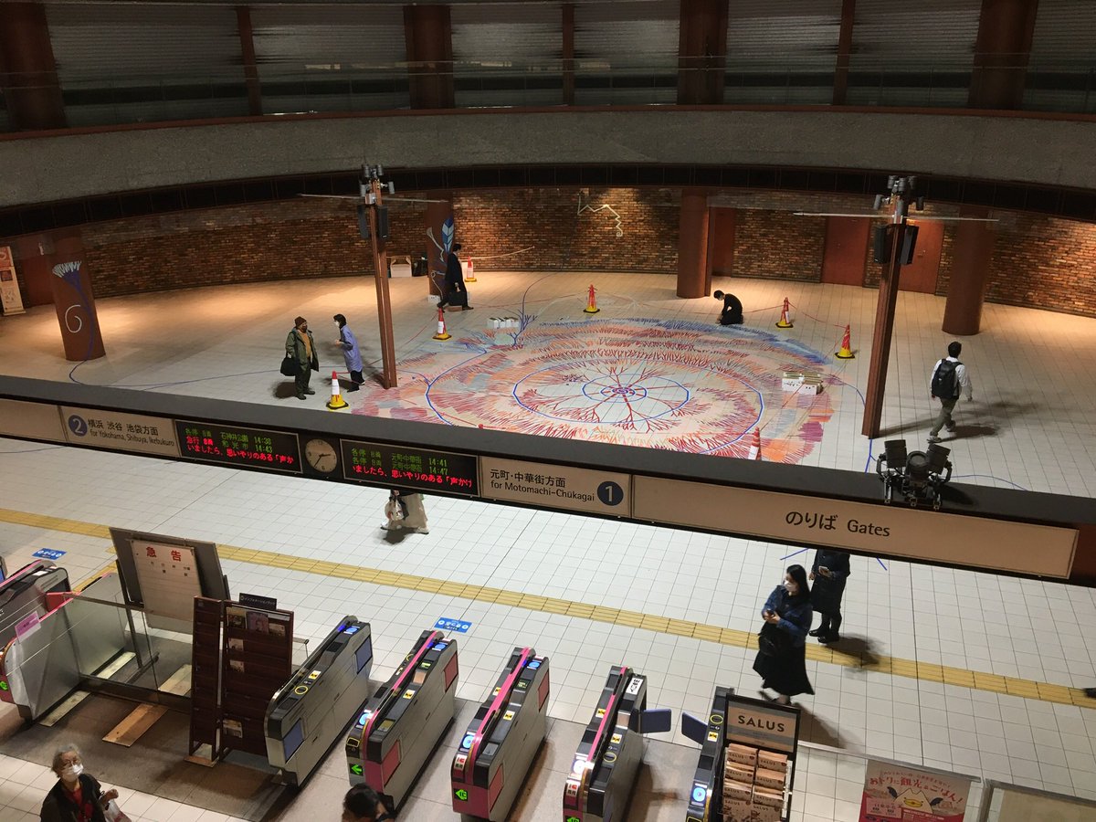 asai_yusuke's tweet photo. 馬車道駅、今日
これを改札内でやらせてくれる横浜の文化度の高さ感じながら
農作業のように一日中、腰を下げて地面を撫でて行く。 https://t.co/lXYolWBEll