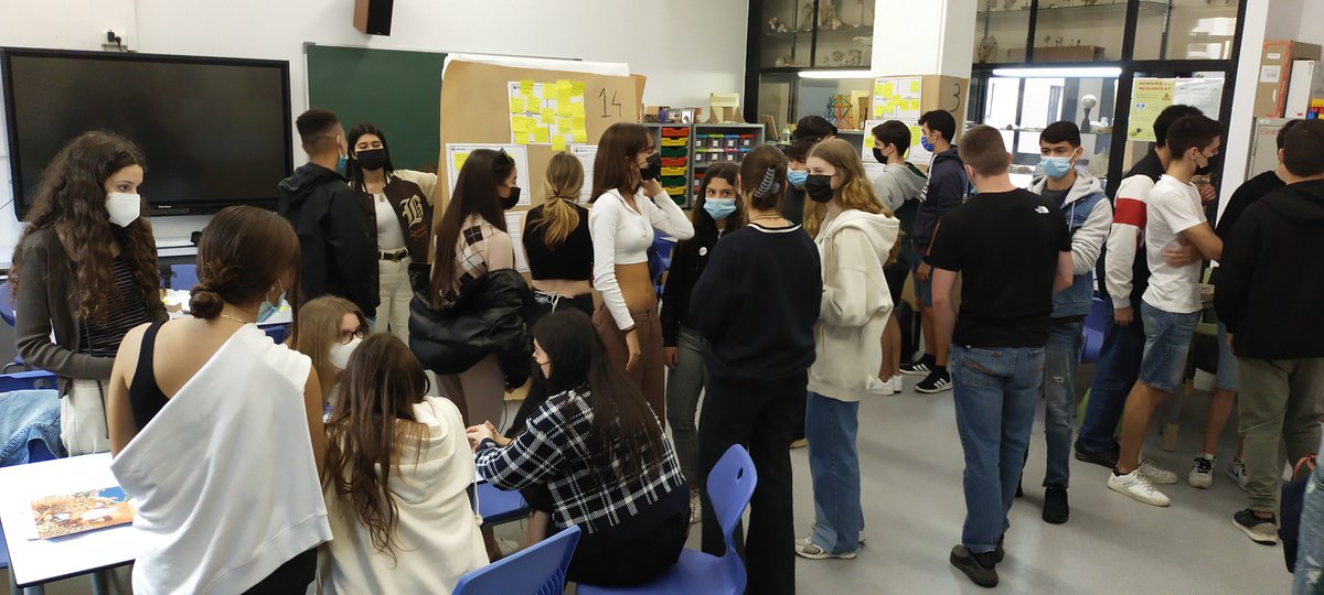 Pau_Font's tweet photo. Avui dinamitzant una sessió creativa, i en anglès, amb 80 alumnes de batxillerat (Catalans + Belgues) a @claretbarcelona una bona experiència. 😜Gràcies! #designthinking #Changemakers https://t.co/MUIErZzmVe