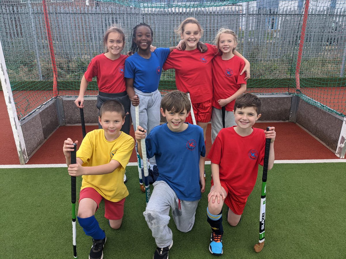 gsp_greenacre's tweet photo. Some great team photos of New Road Primary School & @MaundeneSchool at the @MedwaySport #MYG Hockey Competition! We have had a great time 😁🏑 #GSP #Competitionpackage @YourSchoolGames https://t.co/JfC664eACt