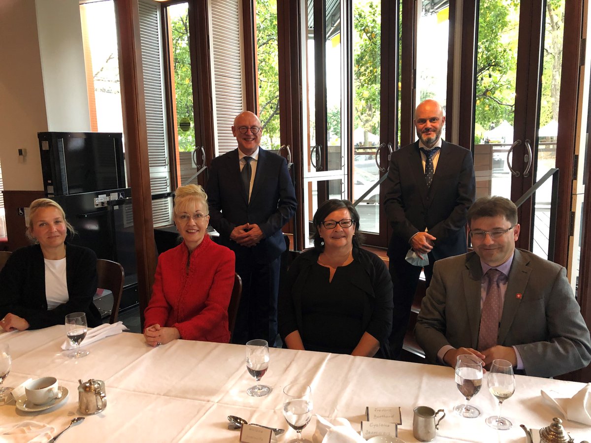 MAB_Franco's tweet photo. Heureux d’accueillir une délégation de la Suisse pour le projet Québec-Suisse de reconnaissance mutuelle des qualifications professionnelles. 5 projets d’ARM en discussion avec les ordres professionnels et le @SBFI_CH. Une entente en préparation pour 2022. https://t.co/cowS3ourWO