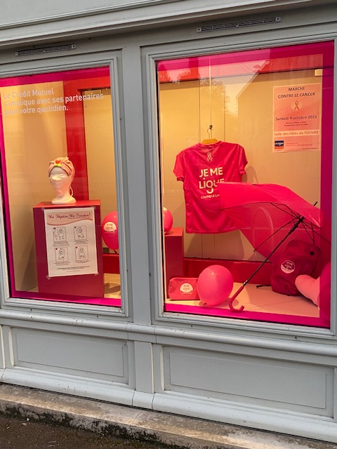 CMSORUELLE's tweet photo. La belle vitrine de Ruelle pour Octobre Rose🌹@cmarkea @CMSudOuest @CMSOsecteur16_1 @WeAreArkea https://t.co/NOvjWGwLng