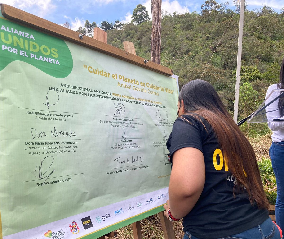 carlosiuribe's tweet photo. Estamos felices en @GobAntioquia @Ambiente_Ant por la adhesión de @ANDI_Colombia a la Alianza #UnidosPorElPlaneta para enfrentar UNIDOS la #EmergenciaClimática y qué mejor forma de hacerlo  que sembrando 5.000 árboles en @mmarinilla https://t.co/kBBlMb4bHs