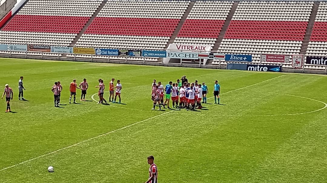 DosGallosLocos's tweet photo. #ReservaCDM 🐓
📢 ¡GANÓ EL GALLO!
#ClubDeportivoMorón 3️⃣
🆚
#Chacarita 2️⃣
⚽ Joaquín Tonet
⚽ Pedro Valenzuela Suzuki
⚽ Ramiro Pelaitay
#VamosLosPibes
#DosGallosLocos
#DondeSeTeOcurra
📷 @YamilNiveiro https://t.co/ImY6YVCz9H