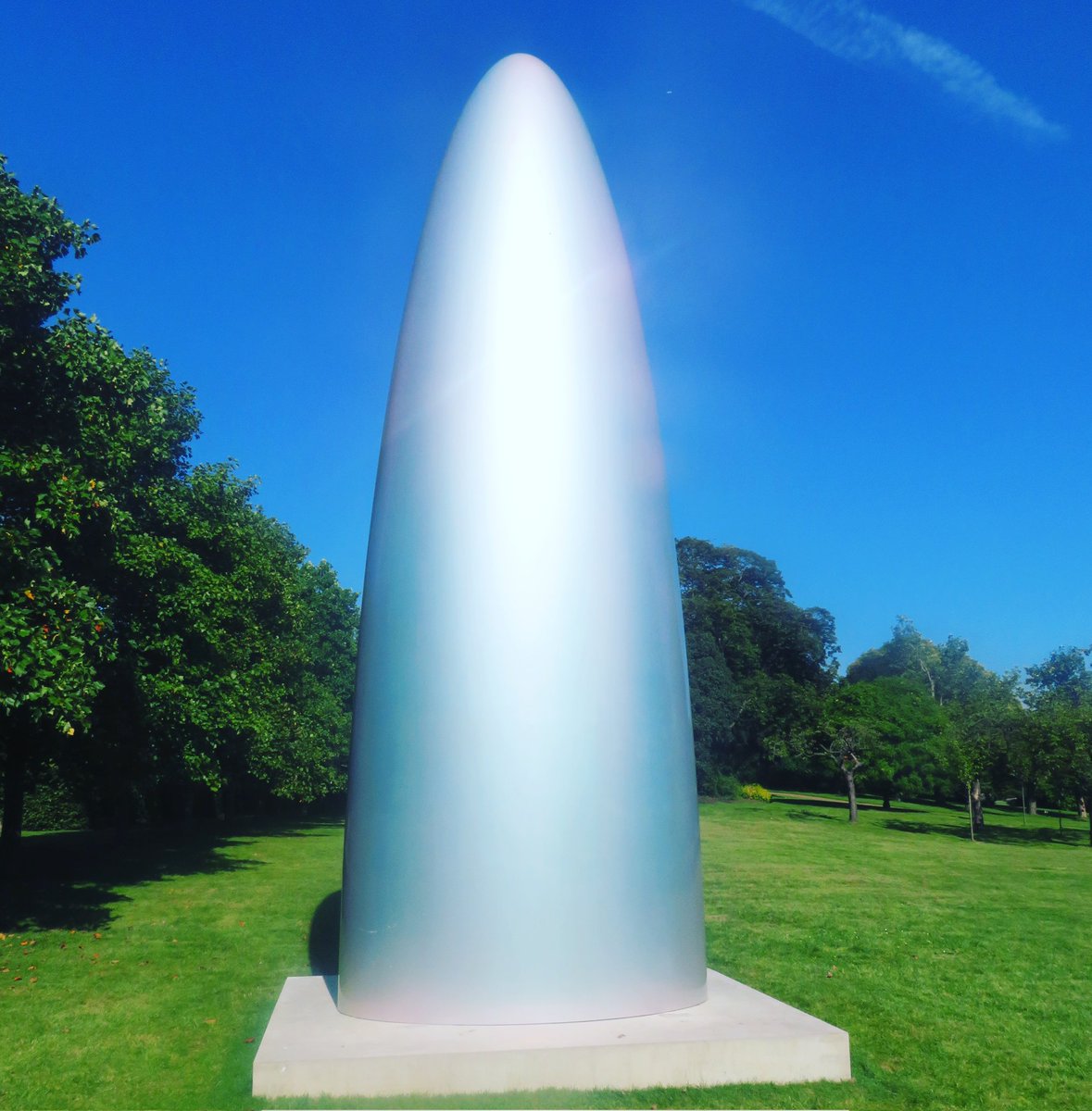 stephenmahoneym's tweet photo. My picture, Canadian artist #GiselaColon 2021 sculpture 'Quantum Shift' (parabolic monolith sirius titanium) courtesy @GavlakGallery and is 1 of 15 artist sculptures exhibited in #RegentPark until October 31st during London Art Week free art @theroyalparks https://t.co/87VOz9MGDg