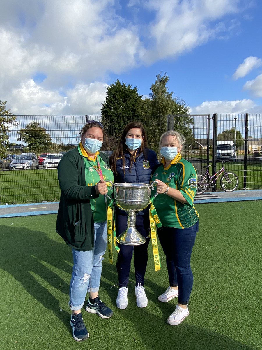 Great local day with <a href="/EnnisShauna/">Shauna Ennis</a> showing our schools the proud Brendan Martin cup 🎉🎉🎉 <a href="/KilcloonPrincip/">KilcloonNS</a> <a href="/stepskilcloon/">Stepping Stones Special School</a> #royalcounty #uptheroyals