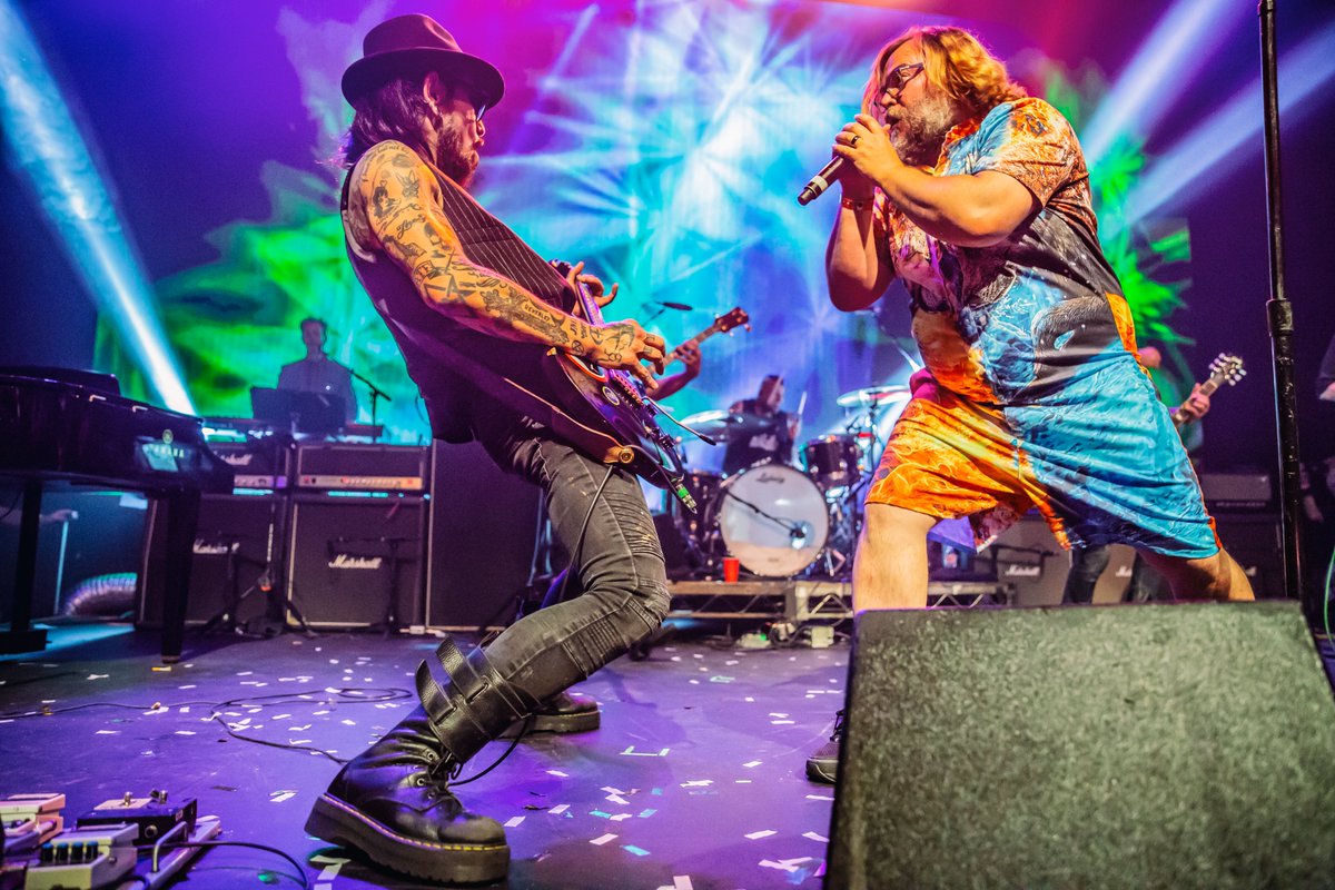 AboveGroundOrg's tweet photo. Throwback Thursday to our 2019 event, Above Ground 2.  Pure magic between @jackblack &amp; Dave Navarro!

Just one more day until tickets for Above Ground 3 go on sale! 

📸 @WendyBirdFotos https://t.co/Zm7YPgp0zS