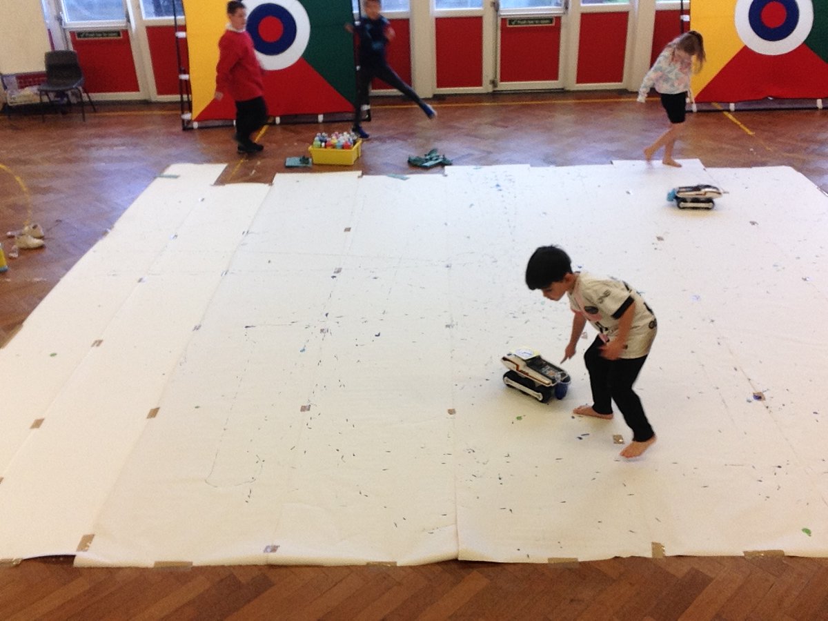 Gwyrosydd2017's tweet photo. Robot art inspired by @VanArman #GspExp #BigTrak #Coding https://t.co/nom73TzH3R