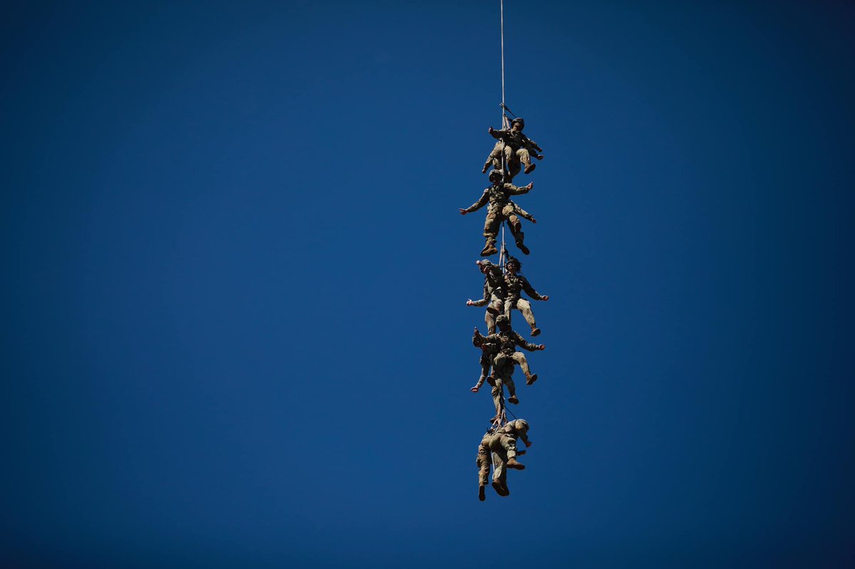 USArmyWHC's tweet photo. #Soldiers from @101Bastogne demonstrated their skills and knowledge by conducting Special Purpose Insertion Extraction (SPIES) today with the @101CAB. 

#Readiness #Ready2Fight #ArmyTraining #ArmyTeam #Soldiers #USArmy @101stAASLTDIV @USArmy https://t.co/OGZIO3obio