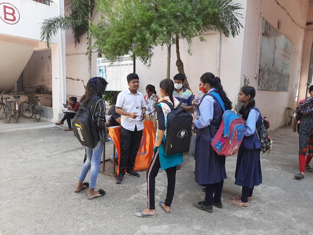 PBelkone's tweet photo. अभाविप सदस्यता अभियानाच्या निमित्ताने जळगाव येथे प्रवास झाला. यावेळी बेंडाळे महिला महविद्यालय येथे सदस्यता अभियान करण्यात आले.
#mahaabvp #abvpvoice #ABVP #membership #ABVPJalgaon https://t.co/hqOLMszu2O
