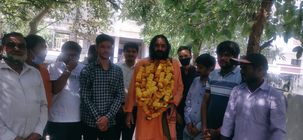 VaishnavDi's tweet photo. हिन्दू युवा वाहिनी के प्रभारी @YogiDevnath2 जी अहमदाबाद हमारे निवास्थान आकर हमारे घर को पवित्र बनाने के लिए महाराज जी का ऋणी हु।

अज्ञानता ना जाने कितने मुसीबतों को जिंदगी में लाती है, गुरू ज्ञान रूपी तलवार उन मुसीबतों को चीर डालती है। https://t.co/0QZb57Bhwm
