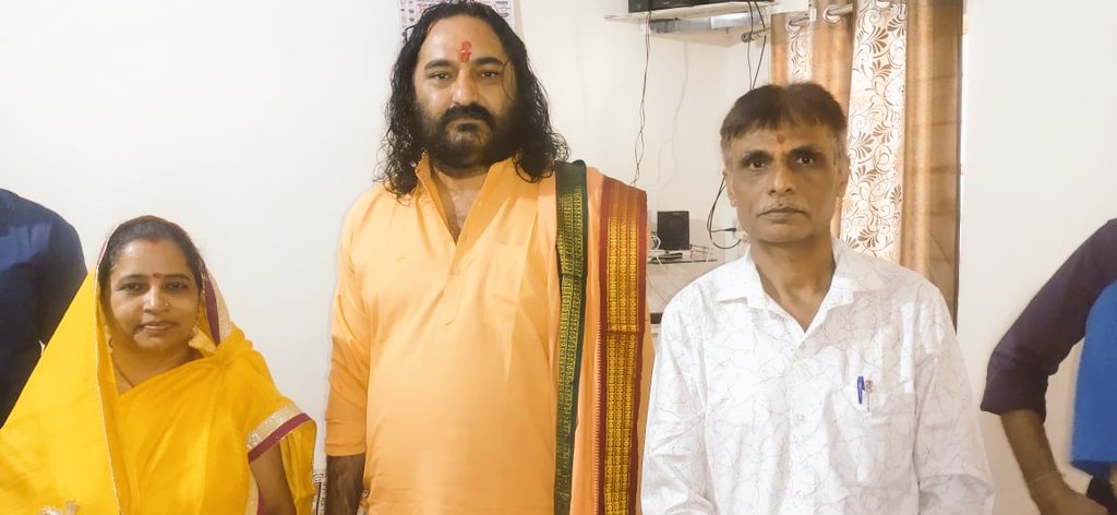 VaishnavDi's tweet photo. हिन्दू युवा वाहिनी के प्रभारी @YogiDevnath2 जी अहमदाबाद हमारे निवास्थान आकर हमारे घर को पवित्र बनाने के लिए महाराज जी का ऋणी हु।

अज्ञानता ना जाने कितने मुसीबतों को जिंदगी में लाती है, गुरू ज्ञान रूपी तलवार उन मुसीबतों को चीर डालती है। https://t.co/0QZb57Bhwm