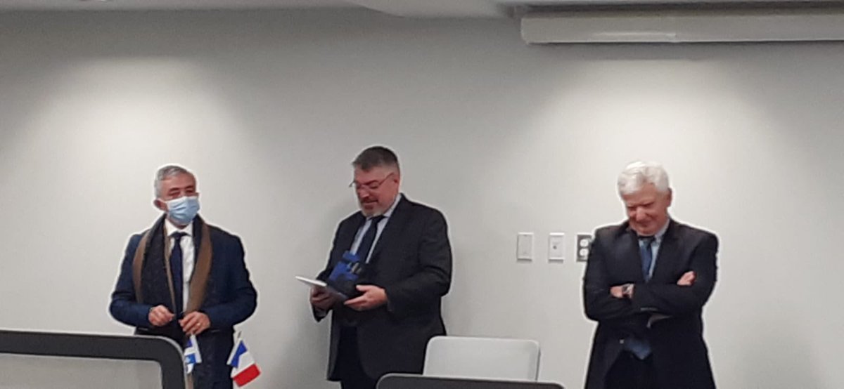 DSDEN de l'Aisne (@dsden_aisne) on Twitter photo #mobilitequebec2021 @jeandelafontaine s’invite cette fois au Ministère de l’éducation québécois Nicolas Mazelier, Stéphane Lehoux pour le numérique reçoivent, au nom du Recteur d’Amiens @MullerRaphal4 les fables. <a href="/jmblanquer/">Jean-Michel Blanquer</a> <a href="/fortier_yvan/">Yvan Fortier</a> #mobilitequebec2021 @jeandelafontaine s’invite cette fois au Ministère de l’éducation québécois Nicolas Mazelier, Stéphane Lehoux pour le numérique reçoivent, au nom du Recteur d’Amiens @MullerRaphal4 les fables. <a href="/jmblanquer/">Jean-Michel Blanquer</a> <a href="/fortier_yvan/">Yvan Fortier</a>