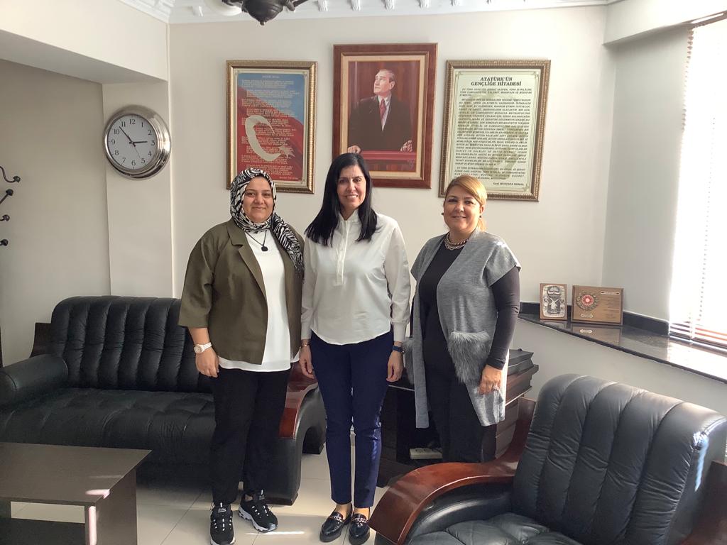 S.D.Ü. İ.İ.B.F. Turizm İşletmeciliği Bölüm Başkanı Prof. Dr. Şirvan Şen Demir ve Dr. Öğr. Üyesi Sine Erdoğan Morçin Kadın Girişimciler Kurulu Başkanı Zuhal Emine Büyükçulcu’yu ziyaret etti. Ortak proje fikirlerinin değerlendirildiği görüşme oldukça verimli geçti.