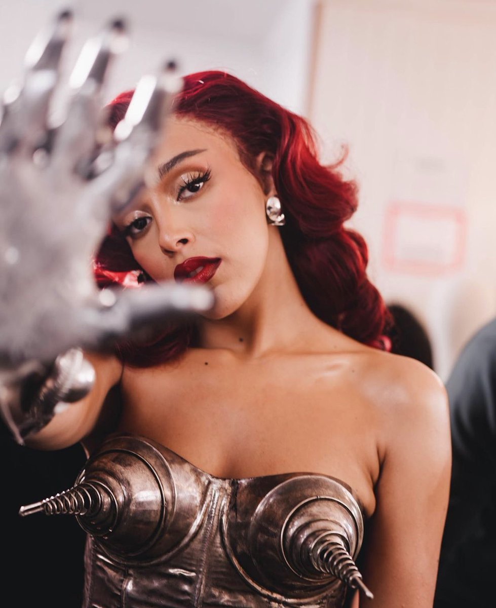 mefeater's tweet photo. Happy 26th Birthday to @DojaCat 💕 https://t.co/dx58FsqTr1
