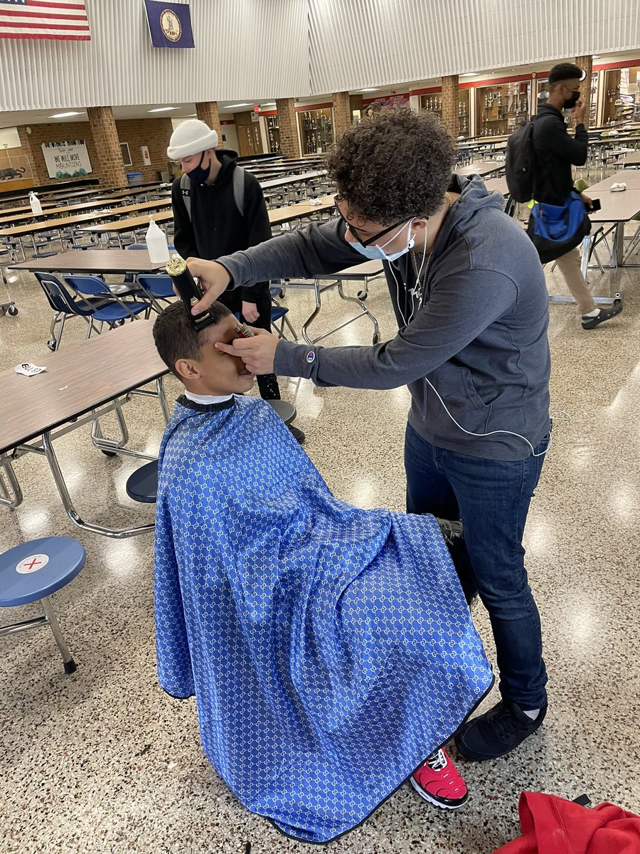 PDBleedNavy's tweet photo. When I say we have the best students at @HermitageHS. Big salute to our junior DJ Sullivan. He’s volunteering his time to give haircuts for picture day. It’s all about giving back at the Herm! #HermProud ❤️💙 @DrJackson_EDU @hermathletics @HenricoSchools https://t.co/ReMSGyHKU7