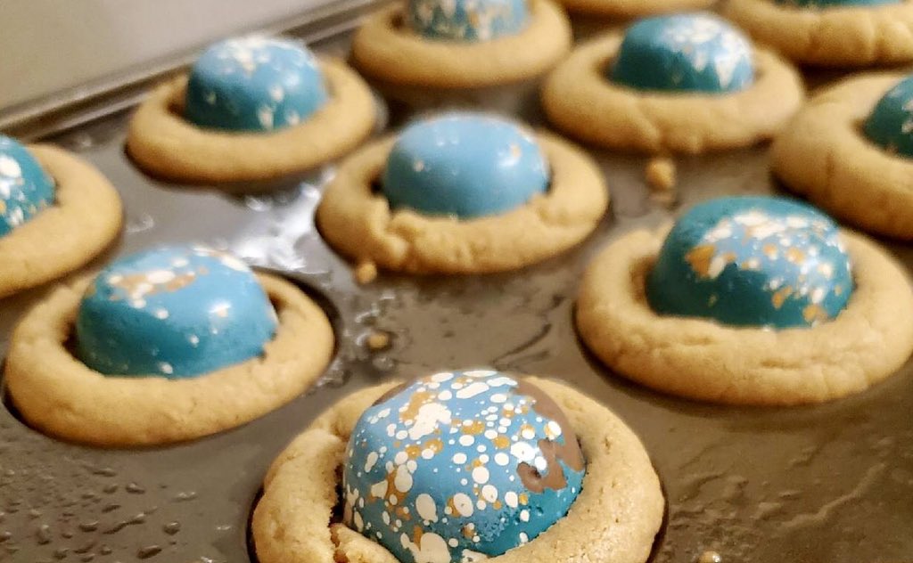 bigbigtable's tweet photo. Oh yes we did... ! Peanut butter cookies with a peanut butter carmel from @BTChoc on top 😋 Don’t miss these! #272hudson #joinusatthetable

**We are open Monday - Friday, 11am - 2:30pm for pay-as-you-can lunch** https://t.co/vq3UjUDk3u