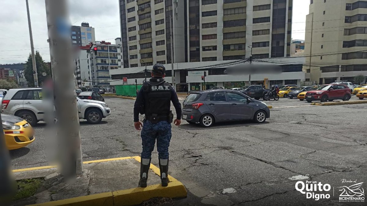 agentesdequito's tweet photo. 🚨Buscamos una ciudad más segura  y ordenada para todos. 
En varios puntos del DMQ desalojamos a personas que realizan la labor de limpiaparabrisas, actividad que no está permitida 🚫.
El uso adecuado del espacio público es responsabilidad de todos🤝🏻 
#SomosAgentesDeQuito👨‍✈️ https://t.co/gCJBZPN3ra
