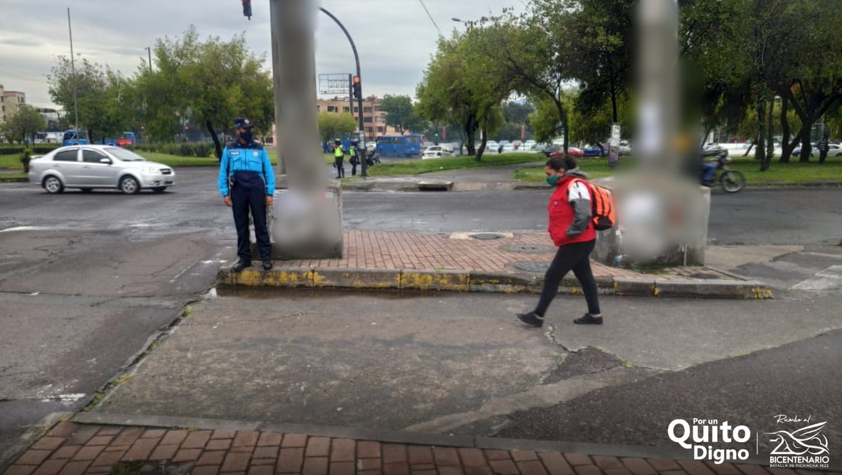 agentesdequito's tweet photo. 🚨Buscamos una ciudad más segura  y ordenada para todos. 
En varios puntos del DMQ desalojamos a personas que realizan la labor de limpiaparabrisas, actividad que no está permitida 🚫.
El uso adecuado del espacio público es responsabilidad de todos🤝🏻 
#SomosAgentesDeQuito👨‍✈️ https://t.co/gCJBZPN3ra