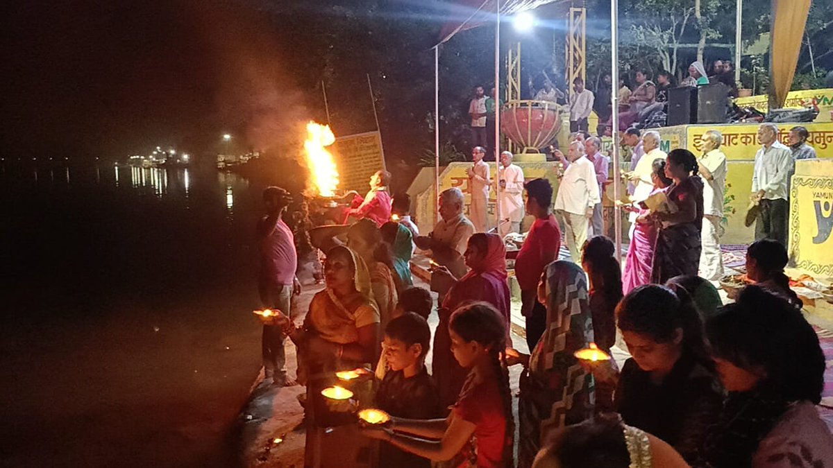 YamunaMission's tweet photo. आज के पावन पर्व पर पुण्य तीर्थ गऊघाट (बृज मथुरा पुरी) माँ श्रीयमुना जी की संध्या आरती दर्शन 🙏🙏  #aarti #GauGhat #Mathura #YamunaMission https://t.co/n46MSU47zm