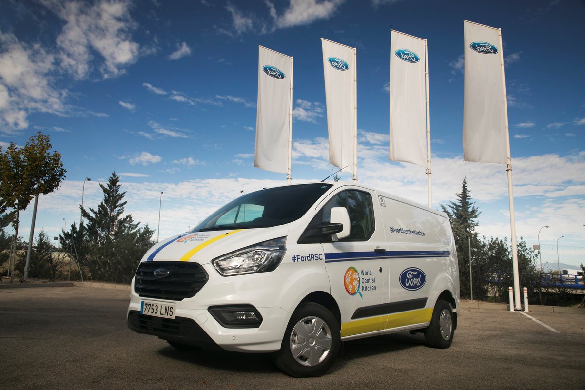 FordSpain's tweet photo. ¡Hoy es un día muy especial! 👏 Desde #Ford, y en manos de Jesús Alonso, hemos querido contribuir a la ONG del @chefjoseandres @WCKitchen con una #Ford #TransitCustom 🚐 para llevar alimentos y comida a las personas más vulnerables en #España 🇪🇸 https://t.co/9XQqrOwCjG #FordRSC https://t.co/WCvfJQZnZa