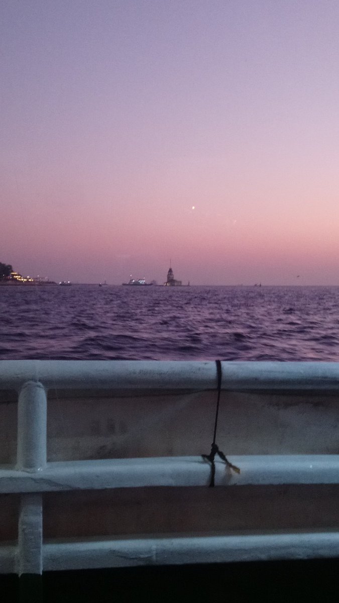 Tekneyle avrupa yakasında anadolu yakasına geçiyorum, kız kulesi mis gibi..