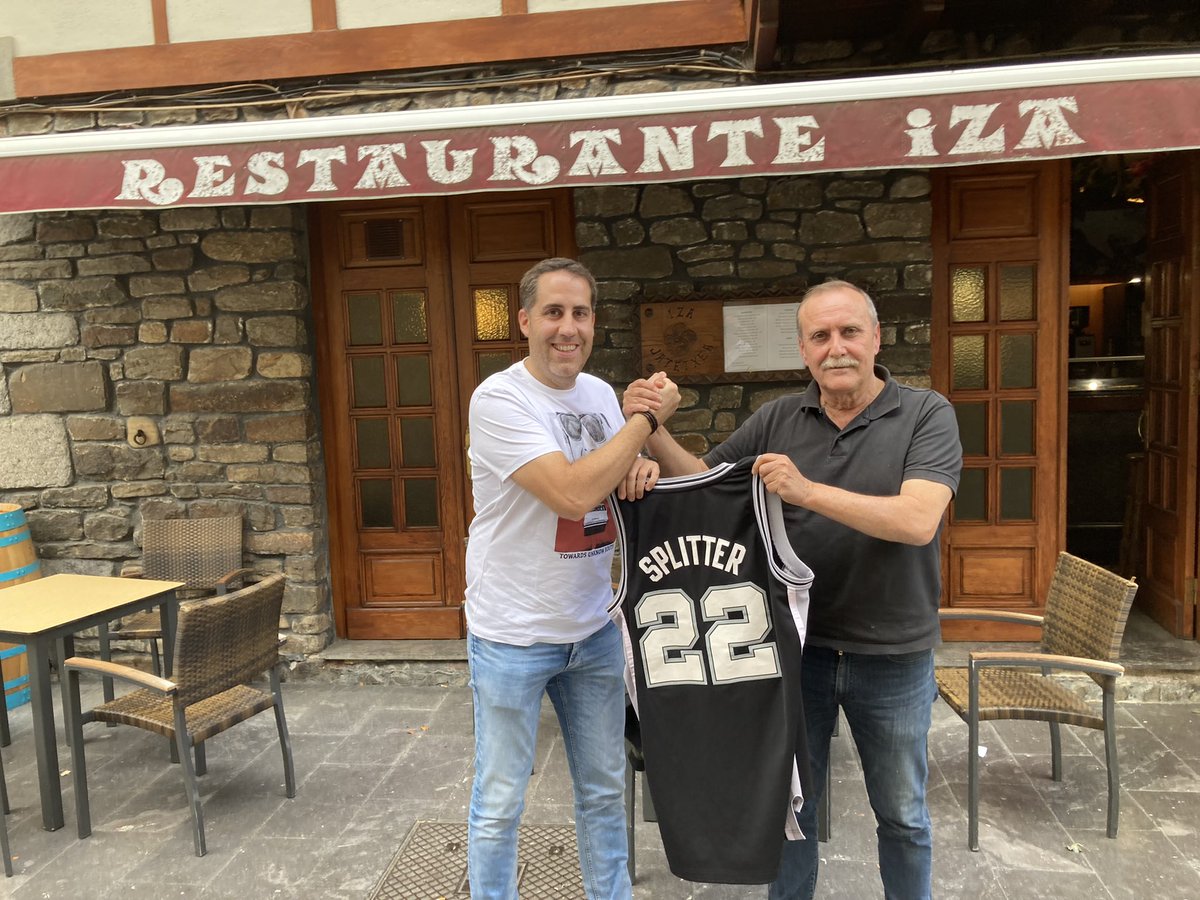 Era un compromiso que la pandemia nos había impedido.
Gran tío <a href="/Andertxugti/">Ander</a> !
Charla de basket y de otras cosas.
Gracias por venir y por tu implicación en la subasta.
Nos seguiremos viendo!!