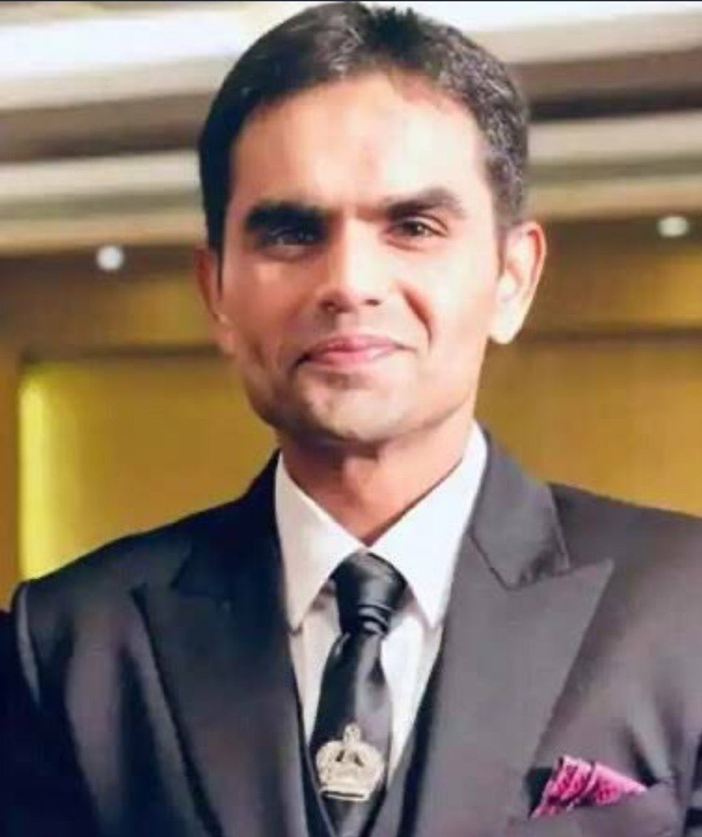 HeliPandya_SR's tweet photo. If you want to have a role model in life don’t have Ranveer Singh , have a officer like Sameer Sir who believes in Satyamev Jayate 
#SameerWakhende 
Not this 👇.                    But this👇
NCB Proved Satyamev Jayate https://t.co/UvZCZAu7wR