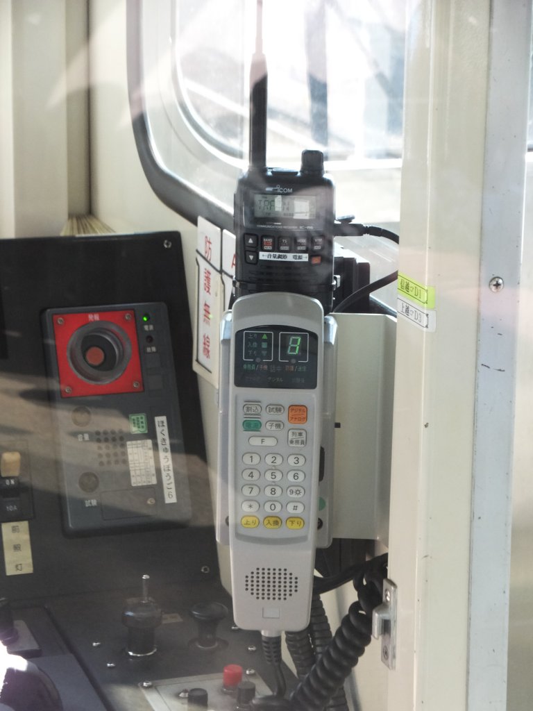 ほくほく線HK100形には、デジタル列車無線機搭載で自社無線Aタイプの