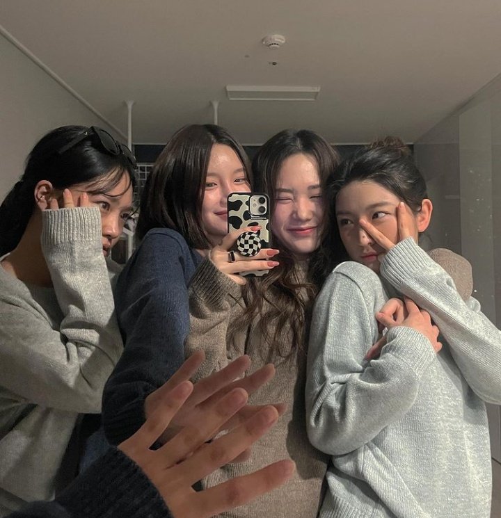 yoonafiles's tweet photo. bellatagram update
(@/negabaroyoona)

🤎BESTIE🤎

#엘리스 #벨라 🌫️ #ELRIS #BELLA https://t.co/iHRmKhj9xF