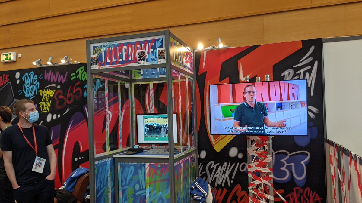 CharlineGrnt's tweet photo. @tossnet1 @msdev_fr @thomas_rannou te regarde avec amour @AClerbois ... Je cite "Comment ne pas le regarder avec amour cet Adrien" 🥰🤪 #devfestgraf https://t.co/zoQDCdeBGe