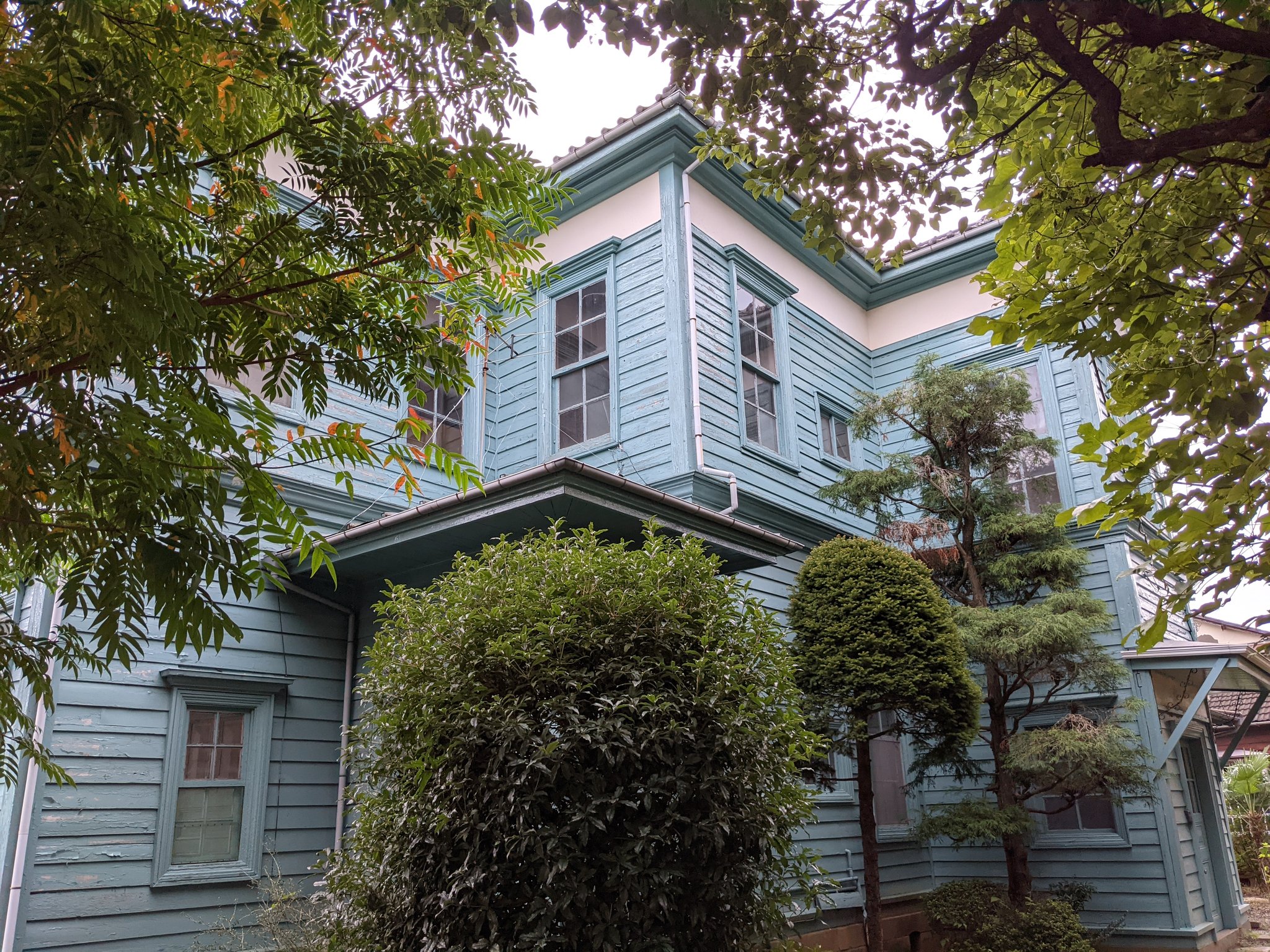 司馬 舞 Matogrosso 今日は 世田谷イチ古い洋館 こと旧尾崎邸を見てきました 山下和美先生らが呼びかけてらした保存のためのクラウドファンディングに参加していて 補修前の見学ツアーに応募したら当選 洋館はとても素敵でした 反面 中を見ると