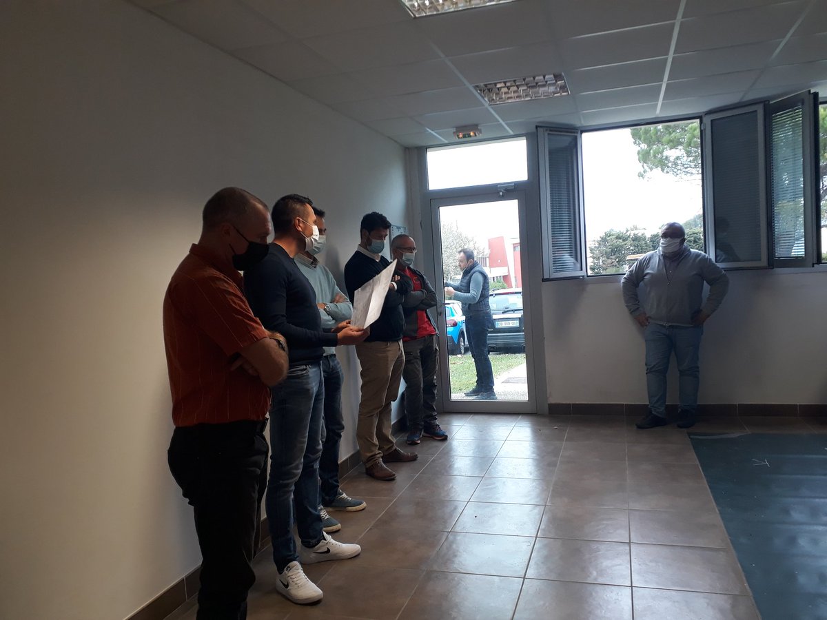 CorlayFlorence's tweet photo. Réflexion et innovations avec #GRDF et les formateurs #travauxpublics au pôle de formation #Mallemort la "Rue sans sol" pour une vue du sous-sol et les "Studio de réalité virtuelle" des perspectives de formation des ingénieurs, conducteurs, pelleteurs sur #PACA👷‍♂️👷‍♀️@Romain8400👏 https://t.co/1c4jtzSuIM