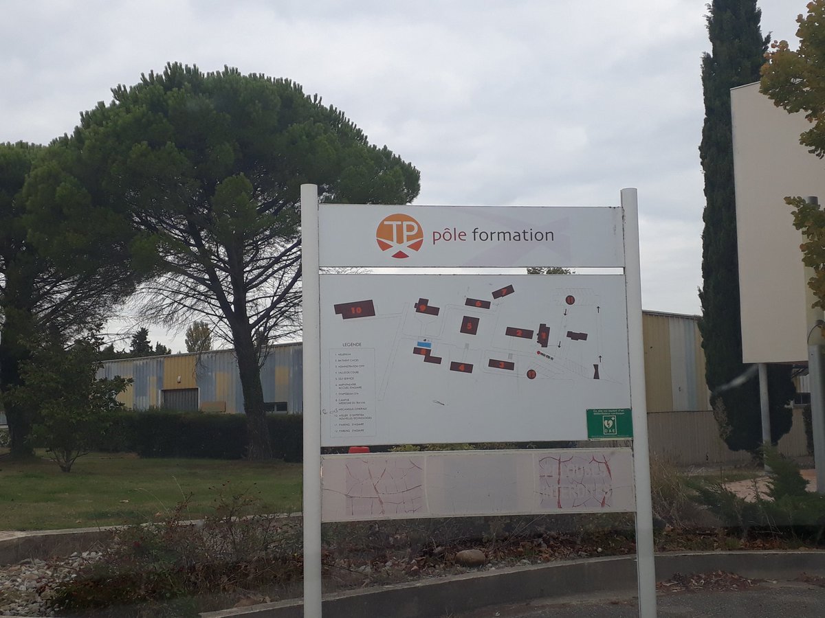 CorlayFlorence's tweet photo. Réflexion et innovations avec #GRDF et les formateurs #travauxpublics au pôle de formation #Mallemort la "Rue sans sol" pour une vue du sous-sol et les "Studio de réalité virtuelle" des perspectives de formation des ingénieurs, conducteurs, pelleteurs sur #PACA👷‍♂️👷‍♀️@Romain8400👏 https://t.co/1c4jtzSuIM