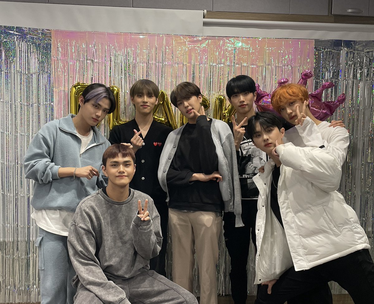 TheKingDom_GF's tweet photo. [👑]

드디어 컴백👑🖤
킹메이커 기다려주셔서 감사합니다‼️
이번 활동도 잘 부탁해요❣️

#KINGDOM #킹덤 #BlackCrown #블랙크라운 https://t.co/WKt2OhVnyT