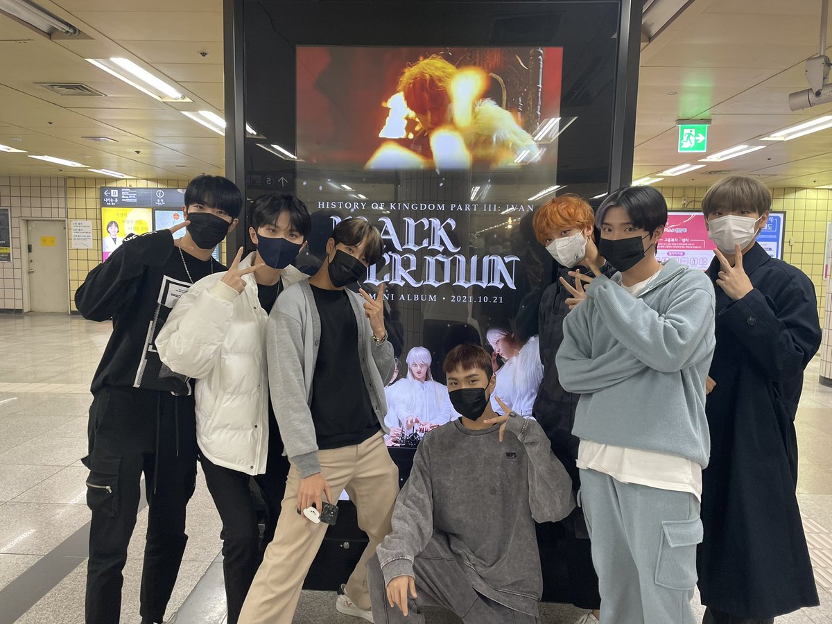 TheKingDom_GF's tweet photo. [👑]

드디어 컴백👑🖤
킹메이커 기다려주셔서 감사합니다‼️
이번 활동도 잘 부탁해요❣️

#KINGDOM #킹덤 #BlackCrown #블랙크라운 https://t.co/WKt2OhVnyT